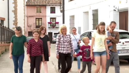 Un grupo de refugiados ucranianos en Torres de Albarracín.