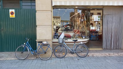 Los vecinos de Pina de Ebro utilizan sus bicicletas para los quehaceres diarios./ E. B.
