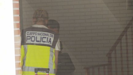 Varios agentes en el escenario del crimen de la calle Alegría del barrio zaragozano de San José.
