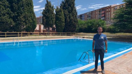 El concejal de Deportes del Ayuntamiento de Teruel, Carlos Aranda, en la piscina de San Fernando. Foto: EP.