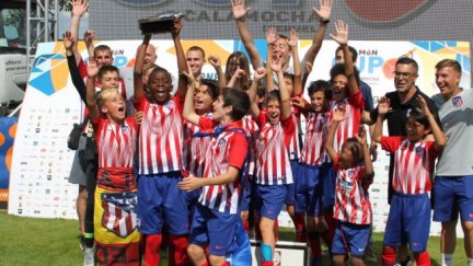 El Atlético de Madrid celebra un título logrado en una edición. Foto Jamón Cup.