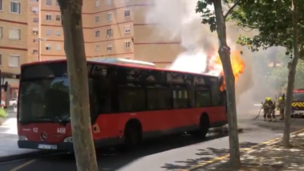 Imagen del autobús ardiendo. / FOTO: CUT