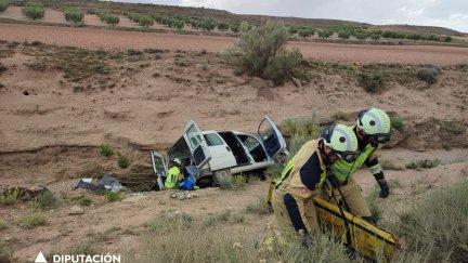 El vehículo ha quedado encajado en un barranco. / Foto: Diputación de Zaragoza.