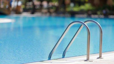 Las piscinas municipales son uno de los lugares que más empleo demandan en verano. / CARTV