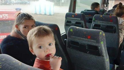 Varios niños en un autobús que evacúa a refugiados ucranianos hacia República Checa. / FUENTE: Europa Press