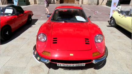 Uno de los coches de la muestra, en la plaza del Pilar de Zaragoza. / CARTV
