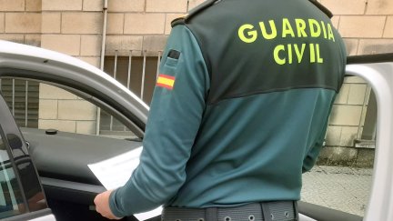 La mujer, visiblemente desorientada, se encontraba tumbada en el interior del maletero, con el portón abierto y una pierna fuera del vehículo y otra en el interior. / Europa Press