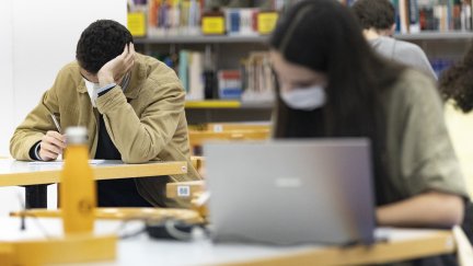 Imagen de estudiantes dando un último repaso en una biblioteca. / FUENTE: Europa Press