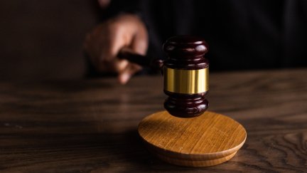 El artículo 125 de la Constitución Española reconoce la posibilidad de los ciudadanos de participar en la administración de justicia mediante la institución del jurado./ Freepik