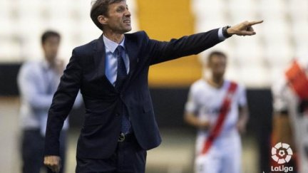 José Ángel Ziganda da instrucciones durante un partido. Foto: LaLiga.