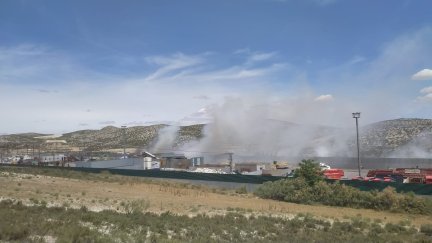 El incendio se ha declarado en la fábrica Chazar, ubicada en La Puebla de Alfindén.