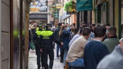 Dos agentes de la Policía Local de Zaragoza en el Casco Histórico de la ciudad. / Europa Press