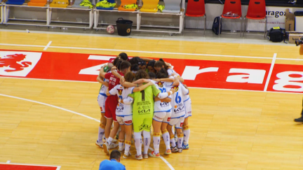 Las jugadoras del Sala Zaragoza celebran la salvación.