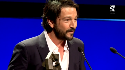 El actor Diego Luna, con el premio. / CARTV