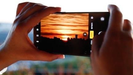 Una mujer haciendo una foto del atardecer con su móvil. / Europa Press