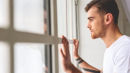 Un joven en una ventana. / Europa Press
