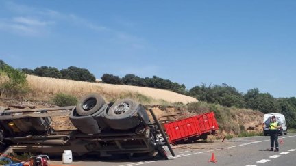 El siniestro ha obligado a cortar un carril de la carretera. / Foto: Guardia Civil Huesca.