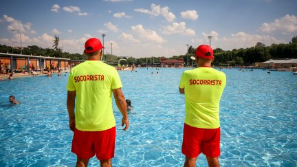 Dos socorristas, en una piscina. / Europa Press