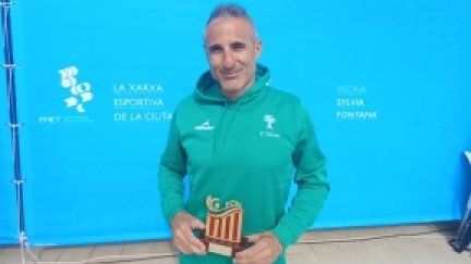 Fernando Aláez posa con el trofeo.