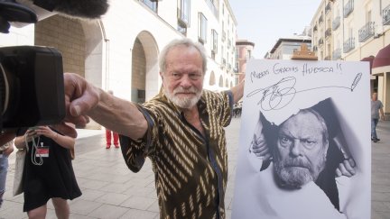 El actor y director de cine británico Terry Gilliam, momentos antes de recibir el premio Luis Buñuel. / EFE