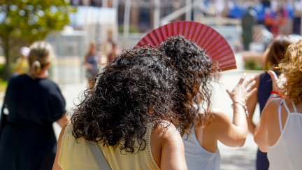 Un mujer se protege del sol y el calor con un abanico. / Europa Press