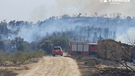 Varias cuadrillas trabajan en Nonaspe para controlar las llamas. / Diputación de Zaragoza