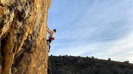 La escaladora Andrea Álvarez en una vía deportiva de Calcena./Foto: Isuela Valley.