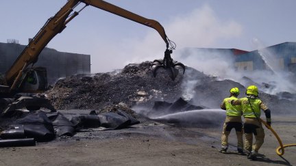 Los bomberos trabajan en la extinción de un incendio declarado en un área del PTR. | Ayuntamiento de Zaragoza