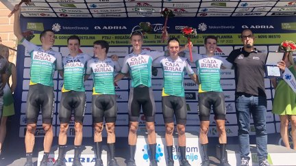 Fernando Barceló, tercero por la izquierda, junto a su equipo. Foto: Team Caja Rural.