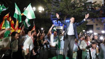 Juanma Moreno celebra su victoria en la sede del PP EN Sevilla. | EFE