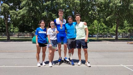 Gonzalo Ferraz, en el centro, junto a los miembros del equipo de Marianistas.