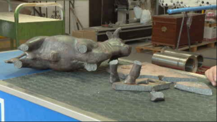 La escultura de El Torico, en reparación.