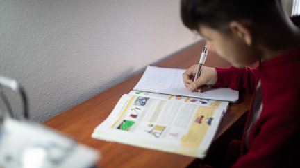 Un niño haciendo sus deberes. / Europa Press.