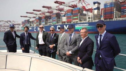 Miembros del consejo de administración, en las instalaciones del Port de Barcelona. / Juanjo Martínez. Ayto. Zaragoza.