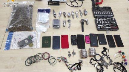 La Guardia Civil investiga la procedencia de maquinaria y de los relojes de alta gama, ante una posible imputación de delitos de robo ocurridos en la zona de Caspe. (Foto: Guardia Civil).