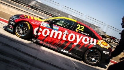 Foto de un coche en el Pit Lane de Motorland Aragón.