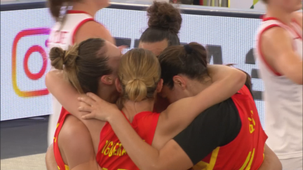 Las jugadoras de la Selección se abrazan tras vencer el último partido de este jueves.
