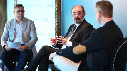 El presidente de Aragón, Javier Lambán, este viernes en un desayuno-coloquio organizado por El Periódico de Aragón. / Gobierno de Aragón