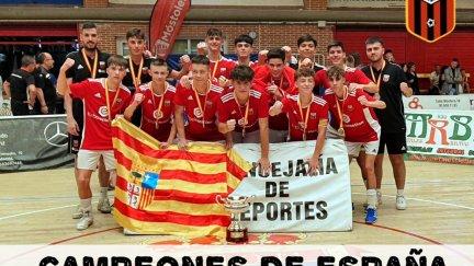 Los jugadores del equipo cadete del AD Sala 10 posan con la copa de campeones de España.