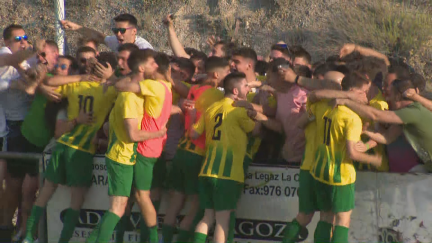 Los jugadores que de La Almunia celebran con su afición el tanto de Júdez que suponía el 1-2.