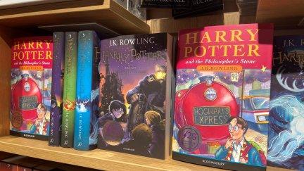 Ejemplares de la saga de libros Harry Potter en una librería londinense. / EFE.