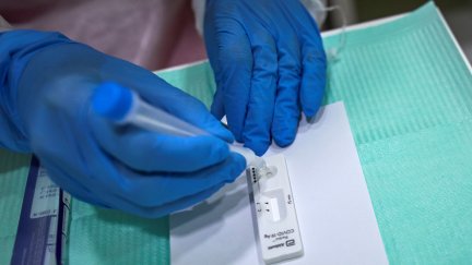 Una farmacéutica realiza una prueba de COVID-19. / Europa Press
