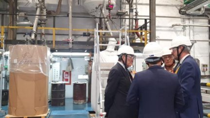 El vicepresidente de Aragón, Arturo Aliaga, ha visitado la nueva línea de producción de la Polidux en Monzón./ Gobierno de Aragón.