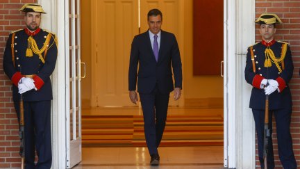 El presidente del Gobierno, Pedro Sánchez, momentos antes de recibir al primer ministro de Australia, Anthony Albanese. / EFE.