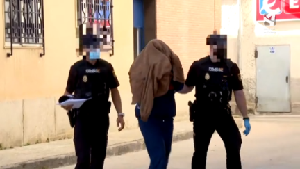 Dos agentes llevan al detenido a los juzgados de Jaca (Huesca). / CARTV