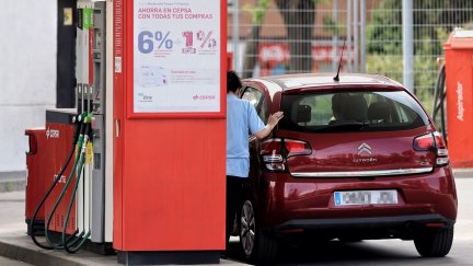 Una mujer repostando en una gasolinera. / EP.