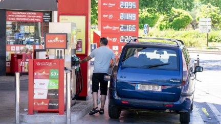Un hombre echa gasolina en una estación de servicio. / Europa Press