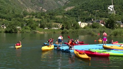 Un grupo de personas practica piragüismo en el valle de Benasque.