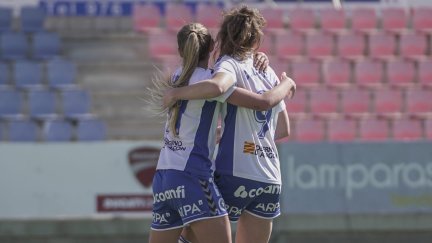 Las jugadoras del Zaragoza CFF se abrazan tras anotar un gol.