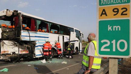 Así ha quedado uno de los autobuses implicados en el siniestro. (EFE/ Pepe Torres)